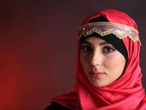 لنجاح اللوك الأحمر يجب أن يكون الأحمر طاغياً بقطعة واحدة 