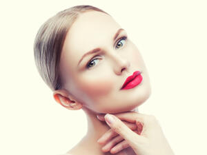 إذا كانت شفاهكِ متشققة كثيراً جربي أن تفركي شفاهك بفُرشاة ذات شعيرات ناعمة
