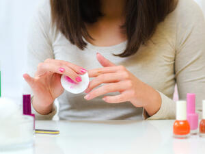 يعتبر الأسيتون من المواد الكيماوية قاسياً على الأظافر