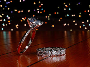 من رأىَ أنّه تزوج بامرأة ميتهَ ودخل بها، فإنّه يظفر بأمر ميت يحتاله