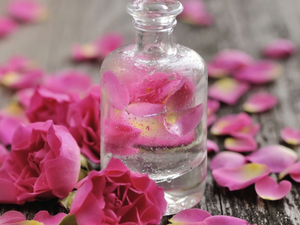 ماء الورد يعد مستحضر تجميلي هام