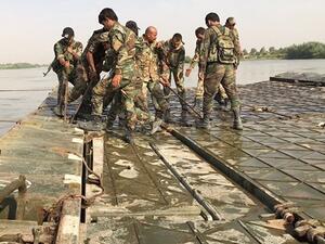 ارتفاع منسوب مياه الفرات بشكل مفاجئ تسبب في انهيار الجسر 
