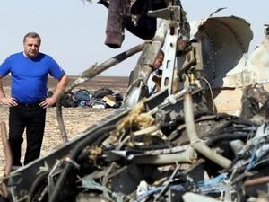 وزير الطوارئ الروسي يقف بين حطام الطائرة المنكوبة في سيناء
