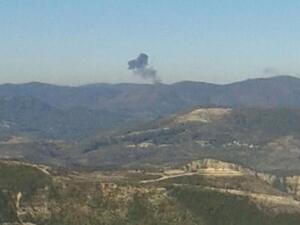 دخان يتصاعد من منطقة جبلية في سوريا سقطت فيها طائرة حربية روسية ضربتها مقاتلتان تركيتان - ارشيف 