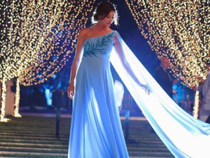 ريم سعيدي تبرز حملها بفستان باللون الأزرق الفاتح من توقيع "جورج حبيقة"