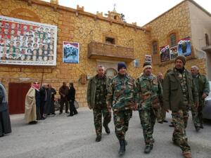 جنود سوريون امام كنيسة في بلدة صدد ذات الغالبية المسيحية وسط سوريا
