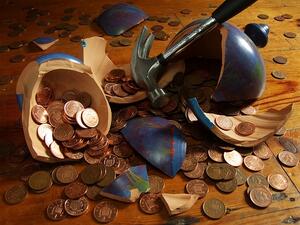  Financial advisors and experts offer practical steps and straightforward advice to help you become debt-free. (File photo) 