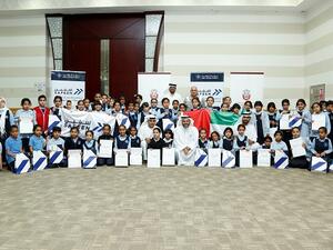 وزع وفد شركة أبوظبي للخدمات البحرية "سفين" سترات نجاة على الطلبة.