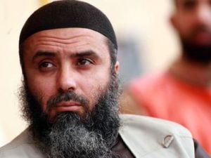 قاتل بن حسين الى جانب بن لادن في افغانستان العام 2001