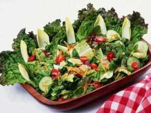 سلطة تحتوي على نسب متعادلة من الفيتامينات والأملاح المعدنية 