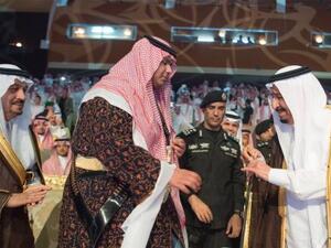 الملك سلمان يبكي في تخرج ابنه ركان