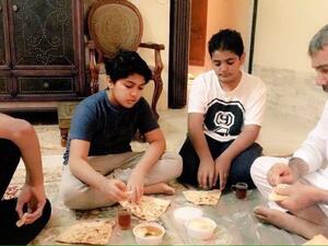 سلمان العودة وأبنائه على مائدة طعام بعد وفاة زوجته