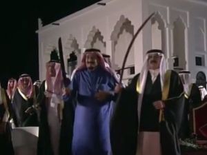 جانب من الرقصة الشعبية (العرضة النجدية) في قصر الصخير بالمنامة
