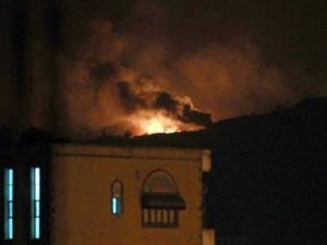 السنة نيران تتصاعد من مستودع للاسلحة في موقع يسيطر عليه المتمردون الحوثيون في صنعاء بعد تعرضه لغارات من التحالف بقيادة السعودية
