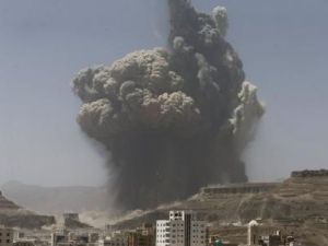 دخان يتصاعد بعد غارة جوية على قاعدة صواريخ في العاصمة اليمنية يوم الاثنين
