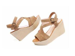 يغزو الفلين موضة الأحذية النسائية في صيف 2018