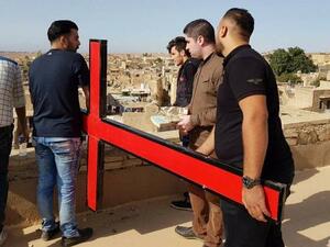 شباب مسلمون يعيدون الحياة لكنائس المدينة قبل أعياد الميلاد