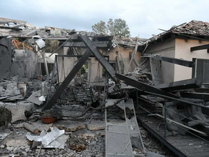 الصاروخ أصاب مباشرة أحد البيوت شمال تل أبيب وأحدث دمارا كبيرا