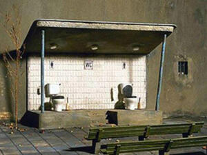 في انتظار الباص