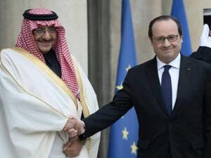 ارشيف/ الرئيس الفرنسي فرنسوا أولاند مصافحا ولي العهد السعودي محمد بن نايف 
