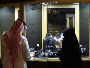 A Saudi couple shops for jewelry in Riyadh on April 18, 2016.  (AFP/Fayez Nureldine)