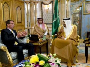 الملك سليمان يجتمع بوزير الدفاع الاميركي 