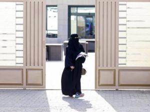 امرأة تغادر مركز اقتراع بعد الادلاء بصوتها في انتخابات المجالس البلدية في الرياض 
