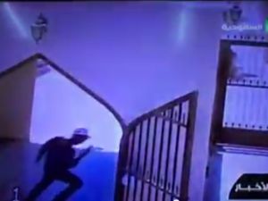 لحظة تفجير الانتحاري نفسه خارج مسجد العنود بالسعودية