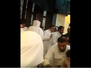 لقطة من الفيديو الذي يظهر لحظة هروب المصلين غداة الهجوم