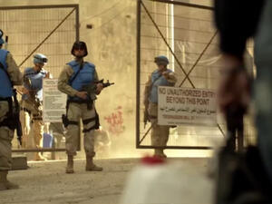 The graffiti in the background reads: “1001 calamities” (“Alf nila w’ nila”). (Screenshot from Showtime)