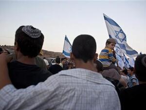 اتهم دغلس القوات الإسرائيلية بالتواطؤ مع المستوطنين في هجومهم