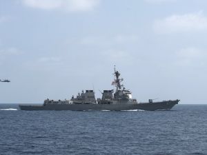 الجيش الأمريكي يقصف مواقع في اليمن بعد هجمات صاروخية على مدمرة أمريكية