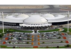 أن المطار سيقوم خلال هذه المشاركة بعرض أحدث الخدمات التي يقدمها للمتعاملين والمسافرين، خصوصاً البوابات الذكية وغيرها.