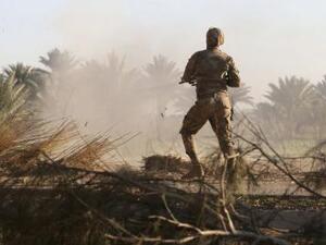 أحد المقاتلين الشيعة يطلق النار شمال بغداد
