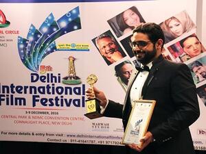 Best Short Film Award held by Egyptian director Mohanad Diab, winner of the award at Delhi International Film Festival on 10 December, 2016 (Mohanad Diab)
