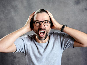 المبالغة بالعناية بالشعر تضره (shutterstock.com)