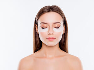 تتميّز بشرة محيط العينين بكونها أكثر رقّة من بشرة الوجه بنسبة 4 مرات (shutterstock.com)
