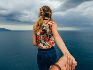 لا تبالغي في القيام بحركات لللفت انتباهه (shutterstock.com)