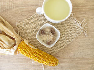 يمكنك غسل شعيرات الذرة وطهيها لتتناوليها (shutterstock.com)

