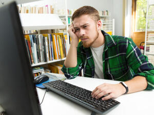 يقل إنتاج هرمون التستوستيرون مع التقدم في العمر (shutterstock.com)