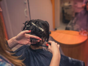 قص الشعر من أحد الأمور الهامة والمفيدة جدًا لصحة وجمال الشعر (shutterstock.com)