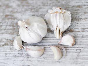 فرك الأظافر بالثوم يقويها ويزيد من لمعانها (shutterstock.com)