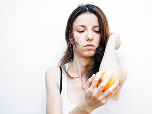 يمكنكِ الاستعانة بالليمون أو البرتقال والعسل لتفتيح الركبة والكوع (shutterstock.com)
