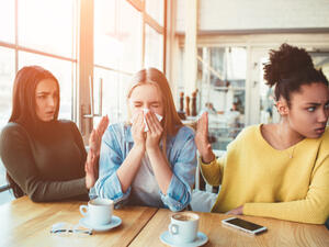 أن تعطس وعيناك مفتوحتان، فهذا أمر خطير! (shutterstock.com)
