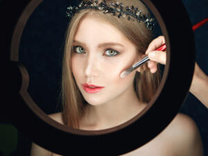 بعد البودرة ننصحكِ باستخدام الهايلايتر فوق خط البودرة (shutterstock.com)