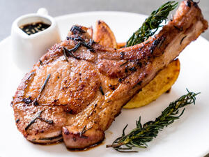 شرائح لحم الغنم المشوية مع الملح والفلفل الأسود (shutterstock.com)
