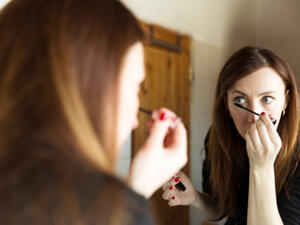 يجب التأكد من مظهر ماكياجك وتجديده من وقت لآخر (shutterstock.com)
