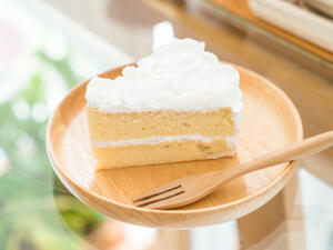 كعكة جوز الهند بالكريما الغنية (shutterstock.com)
