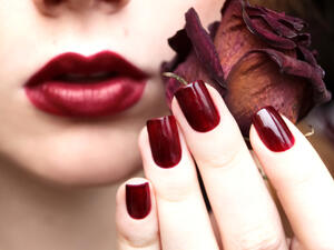 التعرض للتوتر والتعب يرهق بشرتنا  (shutterstock.com)