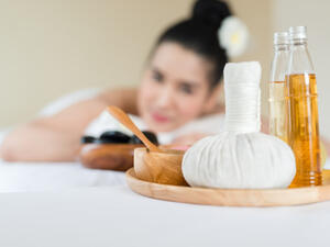 قومي بخلط مكونات متساوية من الزيوت السابقة ودفيها على نار هادئة (shutterstock.com)
